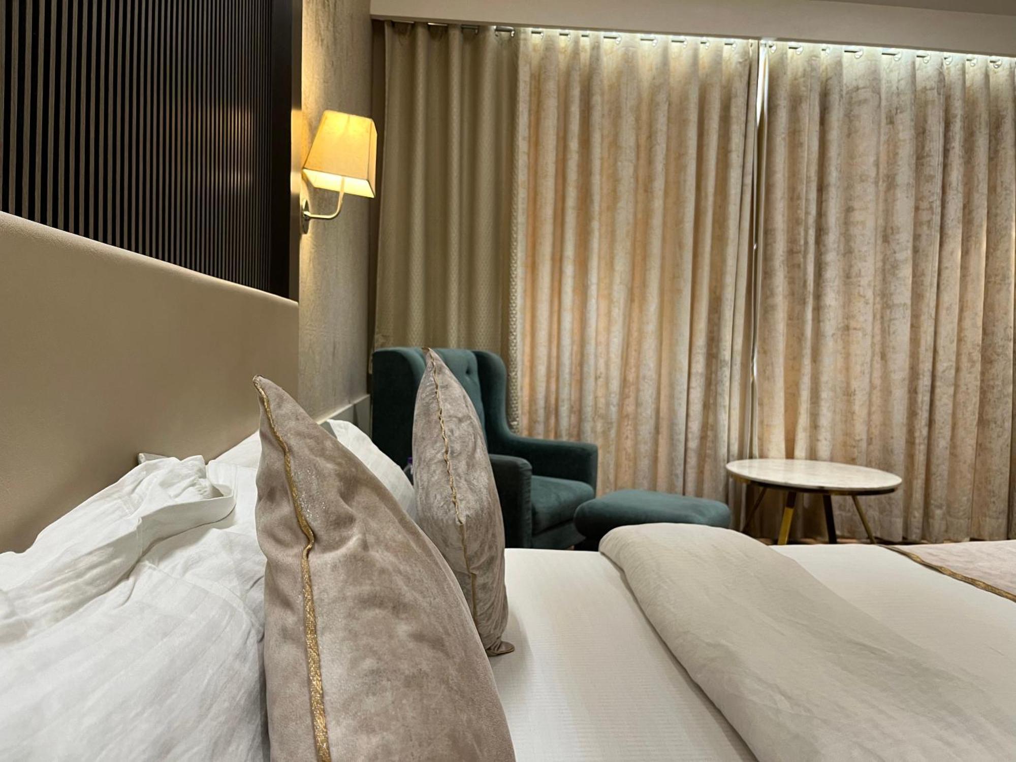ורנאסי Hotel Royal Livin מראה חיצוני תמונה