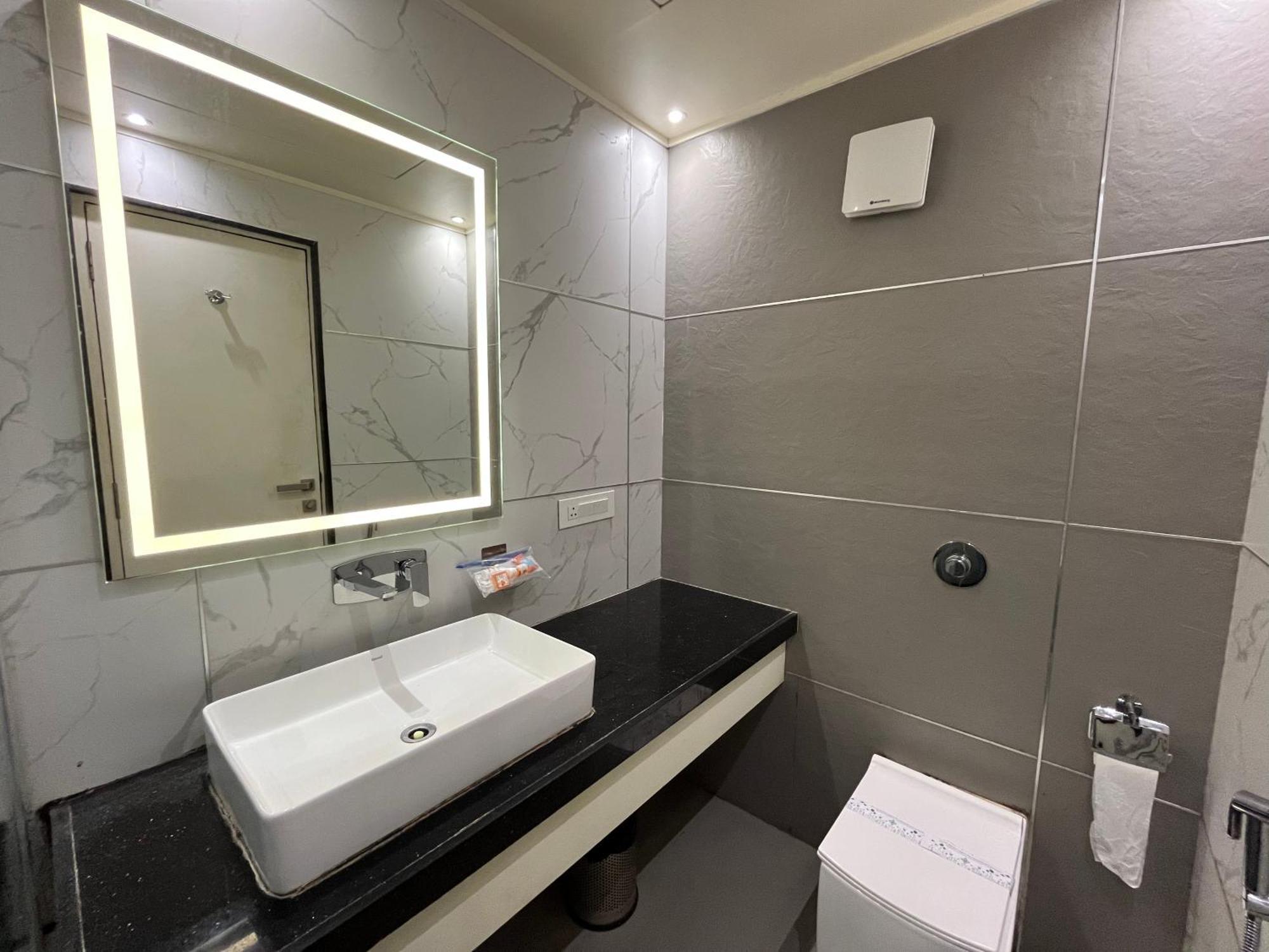 ורנאסי Hotel Royal Livin מראה חיצוני תמונה