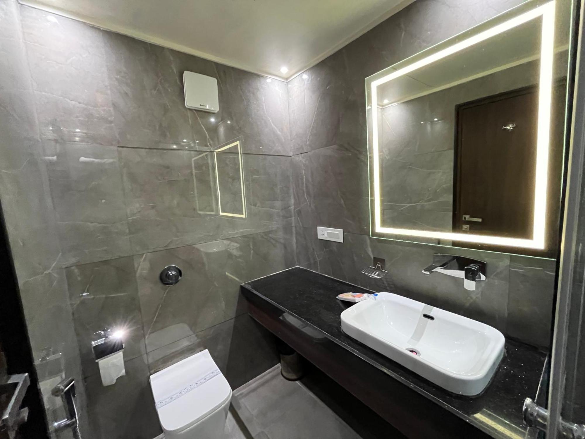ורנאסי Hotel Royal Livin מראה חיצוני תמונה