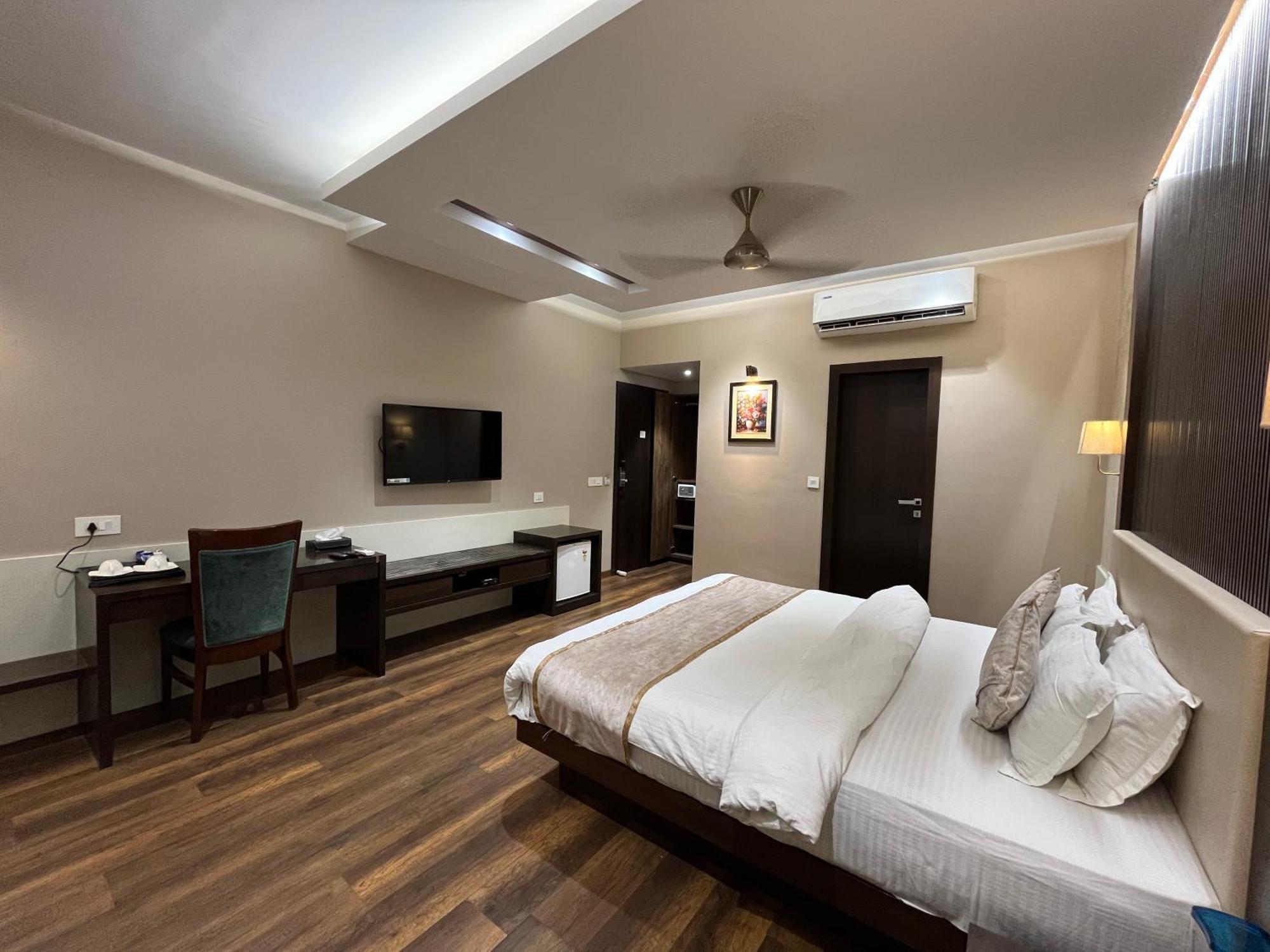 ורנאסי Hotel Royal Livin מראה חיצוני תמונה