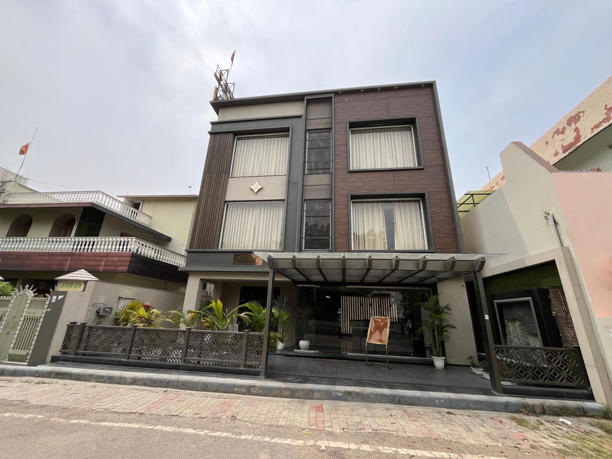 ורנאסי Hotel Royal Livin מראה חיצוני תמונה