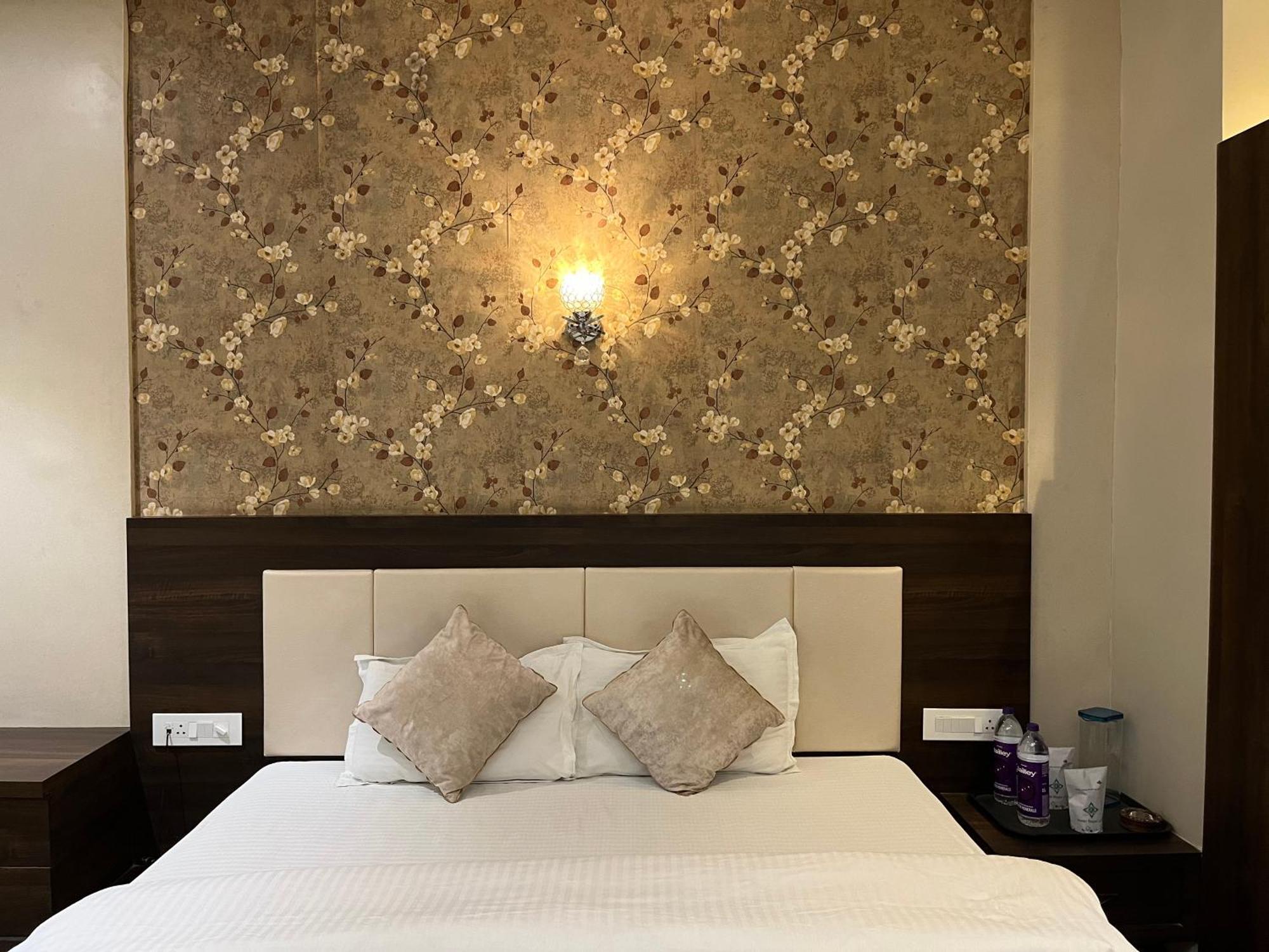 ורנאסי Hotel Royal Livin מראה חיצוני תמונה