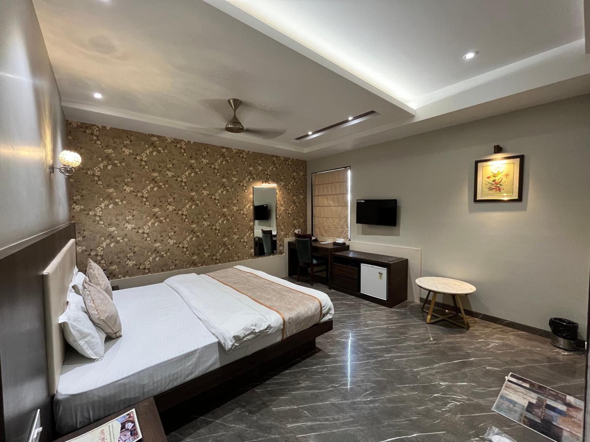 ורנאסי Hotel Royal Livin מראה חיצוני תמונה